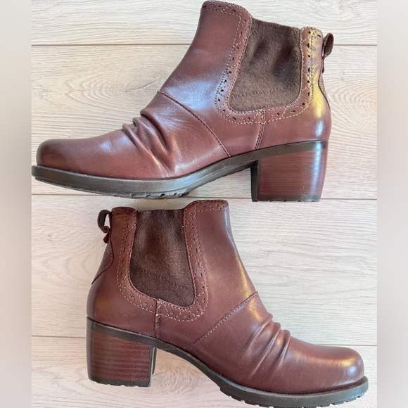 Earth Denali Respect Bootie - Size 8.5M - Hot Maroon - Picture 6 of 14